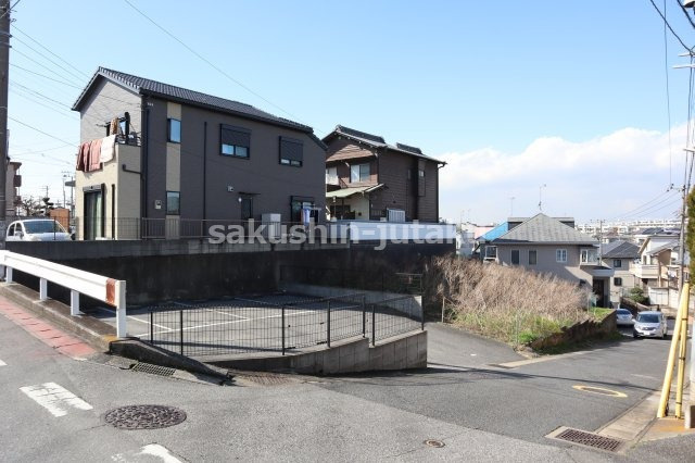 花見川区朝日ヶ丘１丁目　売地　建築条件なしの外観|花見川区朝日ヶ丘１丁目　売地　建築条件なし　角地　地積約１１０坪　崖条例あり　南東側７ｍ公道×北東側４．１ｍ公道　現況渡し