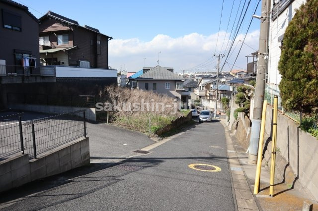 花見川区朝日ヶ丘１丁目　売地　建築条件なしの前面道路含む現地写真|花見川区朝日ヶ丘１丁目　売地　建築条件なし　角地　地積約１１０坪　崖条例あり　南東側７ｍ公道×北東側４．１ｍ公道　現況渡し