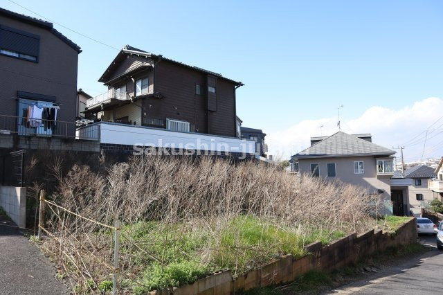 花見川区朝日ヶ丘１丁目　売地　建築条件なしの外観|花見川区朝日ヶ丘１丁目　売地　建築条件なし　角地　地積約１１０坪　崖条例あり　南東側７ｍ公道×北東側４．１ｍ公道　現況渡し