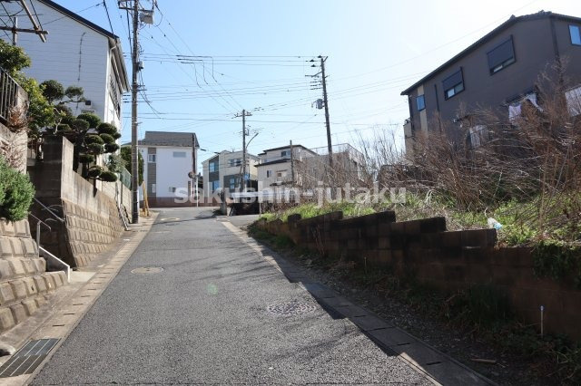 花見川区朝日ヶ丘１丁目　売地　建築条件なしの前面道路含む現地写真|花見川区朝日ヶ丘１丁目　売地　建築条件なし　角地　地積約１１０坪　崖条例あり　南東側７ｍ公道×北東側４．１ｍ公道　現況渡し