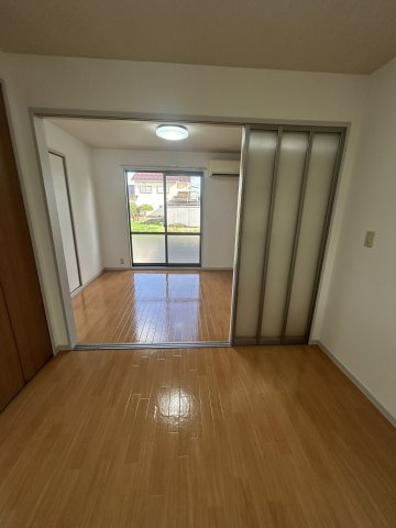 ラフォーレアダチの洋室