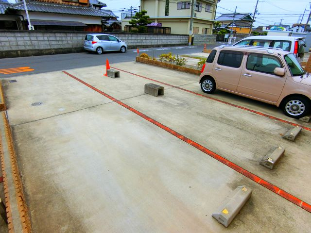 creciaの駐車場