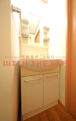 ピュアクローネII【キャッシュバック対象物件】の独立洗面台|独立洗面台、小物を置くことができて便利です