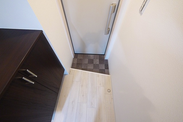 ジーメゾン法蓮町の玄関|収納もある玄関です