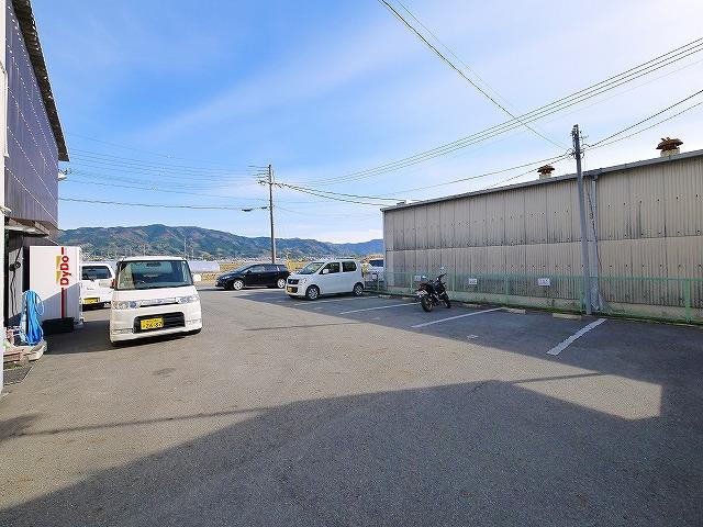 メゾンリールの駐車場|カースペースがあります