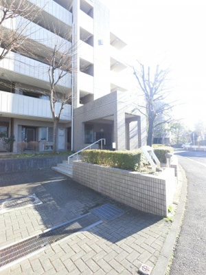 【エントランス】 | サザンヒルズ竹山9番館 | 鴨居駅バス便。
静かに暮らしたい方におすすめです。
敷地内に隣接の公園もあり子育てしやすい環境です。