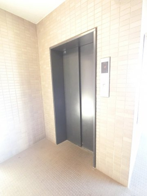 【その他共用部分】 | サザンヒルズ竹山9番館 | 便利なエレベーター付き。
ベビーカーの出し入れに便利です。