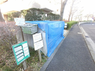 【その他共用部分】 | サザンヒルズ竹山9番館 | ごみ置き場です。
敷地内にあるのでゴミ出しが楽ちんです。