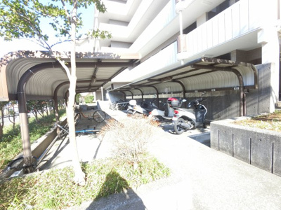【その他共用部分】 | サザンヒルズ竹山9番館 | 屋根付きの駐輪場・バイク置場です。