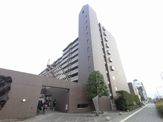 【外観パース】 | リビングと接した和室はオープンにすると開放感あふれるスペースに。
家族と会話が弾む対面キッチン採用♪
