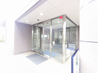【エントランス】 | 京急本線「雑色」駅徒歩5分・「六郷土手」駅徒歩14分。
大田区最大の店舗数「雑色商店街」が駅前にあり毎日のお買い物にとても便利です。