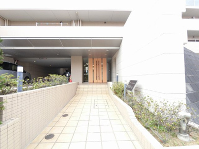 【エントランス】 | グレーシアヒルズ横濱桜ヶ丘 | 相鉄本線「星川」駅徒歩13分
JR横須賀線「保土ケ谷」駅徒歩15分又はバス5分「桜ヶ丘2丁目」停歩2分。