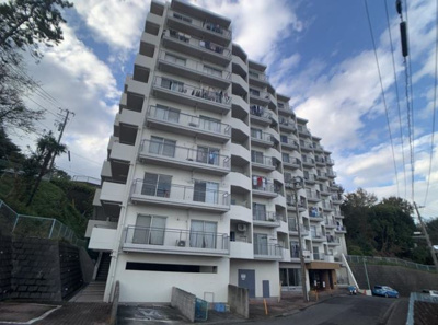 【外観】 | ドルミフジサワ | 緑豊かなエリアに建つマンションです。