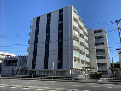 【外観】 | リストレジデンス茅ヶ崎海岸 | 潮風を思わせるような爽やかな外観のマンション。