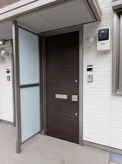 【エントランス】 | 便利な玄関ポーチがついています♪雨が降っても濡れずに傘がさせますね◎
