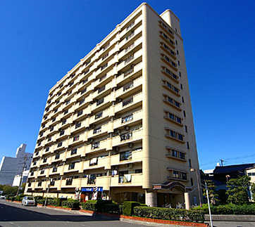 【外観】 | パブリコーポ海岸通 | 耐震性の高さを判断するポイントは、建築確認申請日が1981年6月1日以降の新耐震基準に適合しているかどうか。震度６程度の大地震でも建物が崩壊しないレベルが基準になりました。