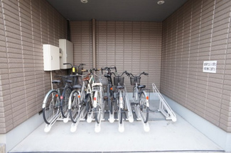 【その他共用部分】 | サイクルラック付きの自転車置場です。ビルトインした自転車置場です。
