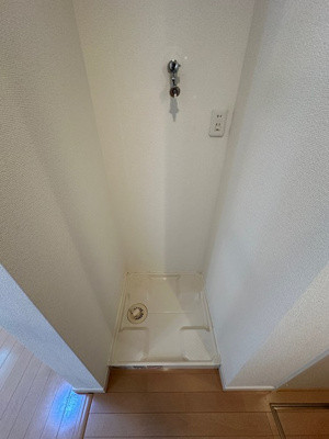 【設備】 | クロシェットノエル二子 | トイレ横にある室内洗濯機置き場です♪防水パンが付いているので万が一の漏水にも安心です！