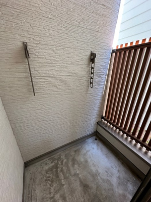 【バルコニー】 | クロシェットノエル二子 | 洋室8.1帖のお部屋から繋がるバルコニーです！お洗濯物を干したり、気分転換をするにもおすすめです☆