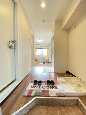 【展望】 | ホワイトエレガンスⅢ | 玄関から室内への景観です！キッチンの奥に洋室6帖のお部屋があります♪