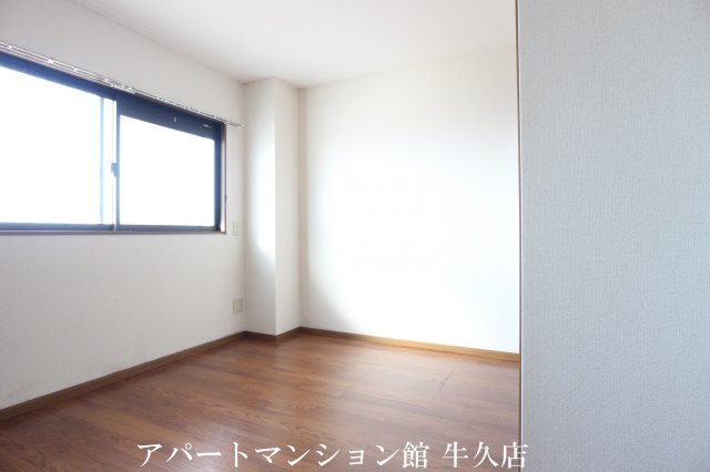 キャッスルタルイ弐番館の洋室