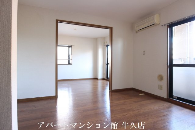 キャッスルタルイ弐番館の居間・リビング