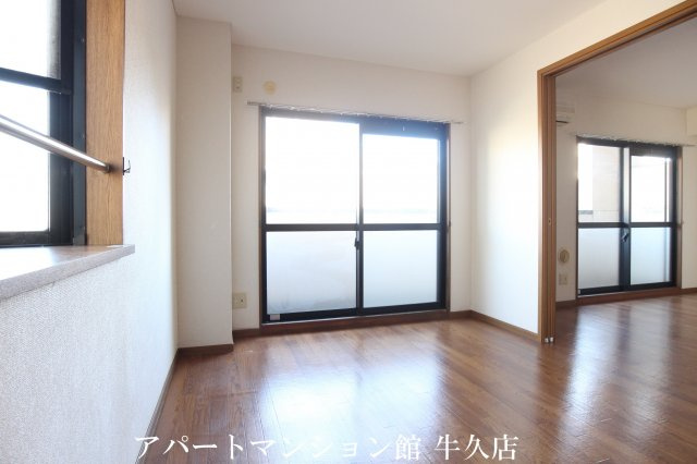 キャッスルタルイ弐番館の居間・リビング