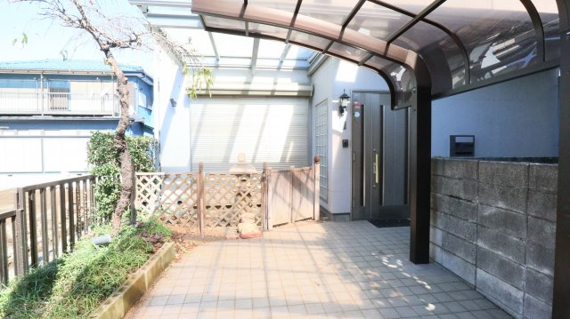 ミレ栄町貸家の駐車場