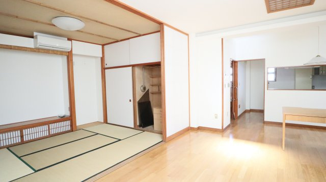 ミレ栄町貸家の居間・リビング