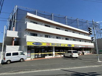 【外観】 | 1階にコンビニがある3階建てマンションです♪複数沿線利用可能な「日吉」駅まで徒歩圏内！通勤通学はもちろん、お買い物やお出かけにもGood☆