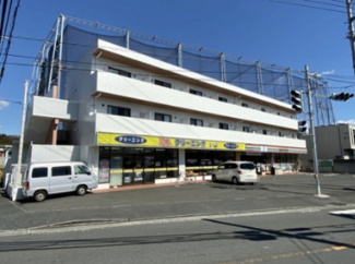 【外観】 | 1階部分にコンビニあり♪スーパーも近くてお買い物に便利な立地の3階建てマンションです♪2沿線利用できる日吉駅より徒歩圏内！