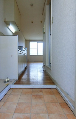 【玄関】 | エステートアイⅤ | 玄関から室内への景観です！キッチンの奥に洋室7.4帖のお部屋があります♪