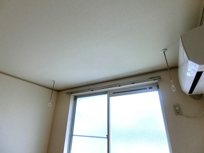 【設備】 | エステートアイⅤ | 洋室7.4帖のお部屋にある室内物干しです！雨の日やお出掛け時の室内干しにとても便利☆花粉や梅雨の時期に重宝しますね♪