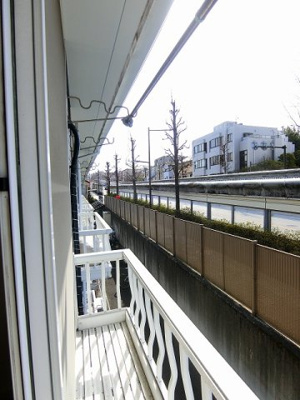 【バルコニー】 | エステートアイⅤ | 窓の外にお洗濯物を干すことができます！南西向きなのでお洗濯物はお昼からでも乾きそう♪