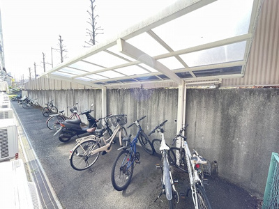 【その他共用部分】 | エステートアイⅤ | 屋根付きの駐輪場で雨が降っても大切な自転車が濡れなくてすみますね♪駅まで自転車もおすすめです！
