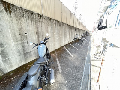 【その他共用部分】 | エステートアイⅤ | 敷地内にバイク置き場を完備しています！大型バイクも相談可能です！お気軽にご相談ください☆