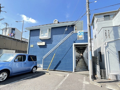 【外観】 | エステートアイⅤ | 小田急線「新百合ヶ丘」駅まで徒歩圏内！「たまプラーザ」駅にアクセス可能な最寄りバス停も徒歩3分！便利な立地の2階建てアパートです♪