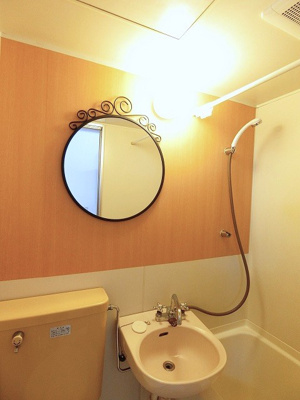 【洗面所】 | エステートアイⅤ | バスルームにある洗面台です！鏡の前で身支度ばっちりできちゃいます◎