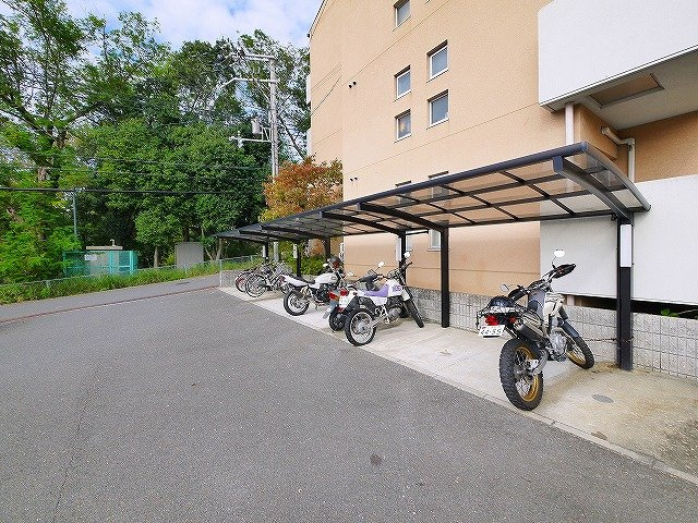 ヒルコート鳥見のその他共用部分|出入りがしやすい駐輪場です