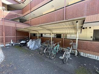【その他共用部分】 | 屋根付きの駐輪場で雨が降っても大切な自転車が濡れなくてすみますね♪荷物が重いときに自転車があれば助かりますね！