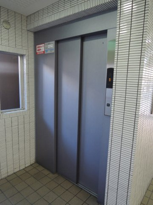【その他共用部分】 | サンコート大通公園 | お買い物時やベビーカーの出し入れに便利なエレベーター付。