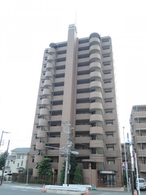 【外観】 | クリオ川崎大師東壱番館 | 三方角部屋・両面バルコニーにつき日照・眺望・通風良好です。
戸建て感覚を味わえる玄関ポーチ付。