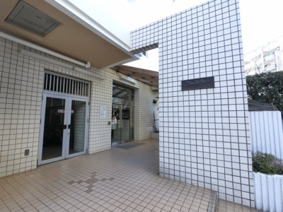 【エントランス】 | ちえるる野毛 | マンション全体のの玄関口、エントランス部分です。
綺麗に手入れがゆきとどいているのでいつ帰宅しても気持ちよく帰宅することが出来ます、