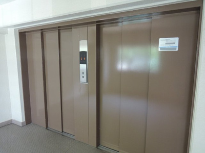 【その他共用部分】 | 三ツ沢ハイタウン3号棟 | お買い物時やベビーカーの出し入れに便利なエレベーター付。
混雑時にも便利なエレベーター2基付です。