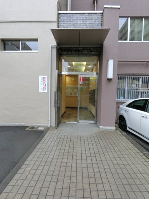 【エントランス】 | 根岸駅前ビル | エントランスです。
築年数がたっておりますが、管理がしっかりされておりきれいです。
