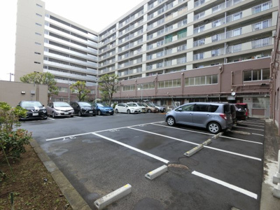 【駐車場】 | 根岸駅前ビル | 平置き駐車場です。
お車をお持ちの方も安心です。
