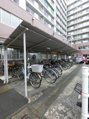 【その他共用部分】 | 根岸駅前ビル | 駐輪場です。
屋根付きで雨が降っても安心です。