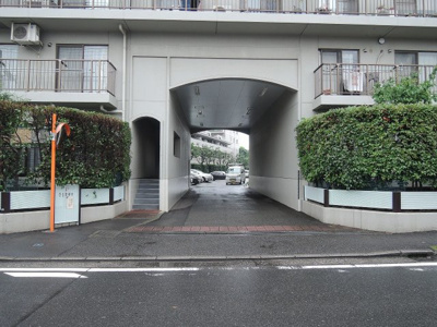 【駐車場】 | 綱島パーク・ホームズA棟 | 駐車場出入口