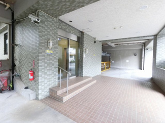 【エントランス】 | 横浜市営地下鉄ブルーライン「桜木町」駅徒歩5分、京急本線「日ノ出町」駅徒歩5分
JR根岸線「関内」駅徒歩13分。