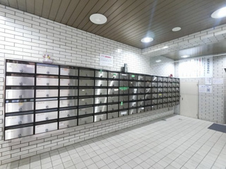 【その他共用部分】 | 集合ポストです。
郵便物はこちらからお取りください。